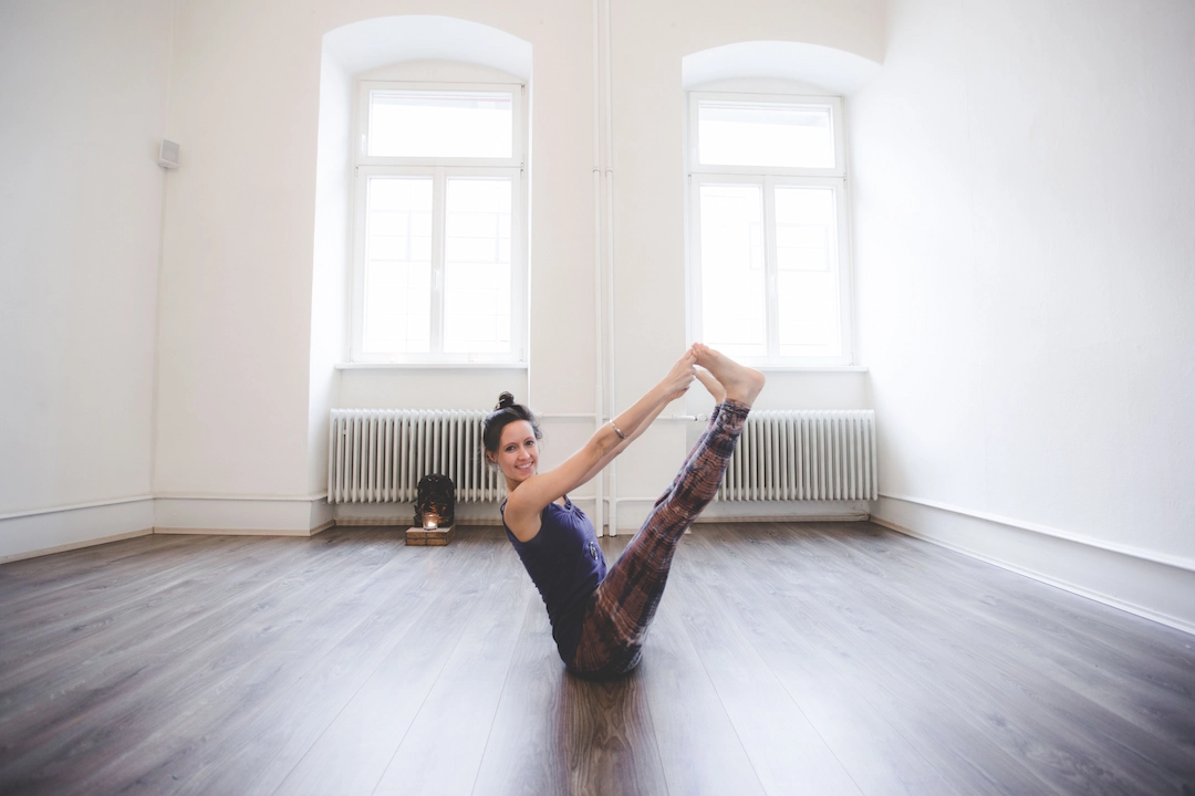 Jeanette Luft in der Asana balancierende Hände zu Füße