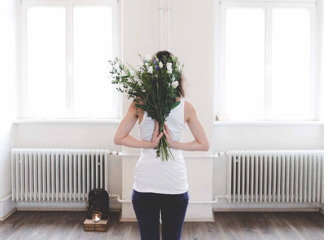 Yogalehrerin mit Blumenstrauß