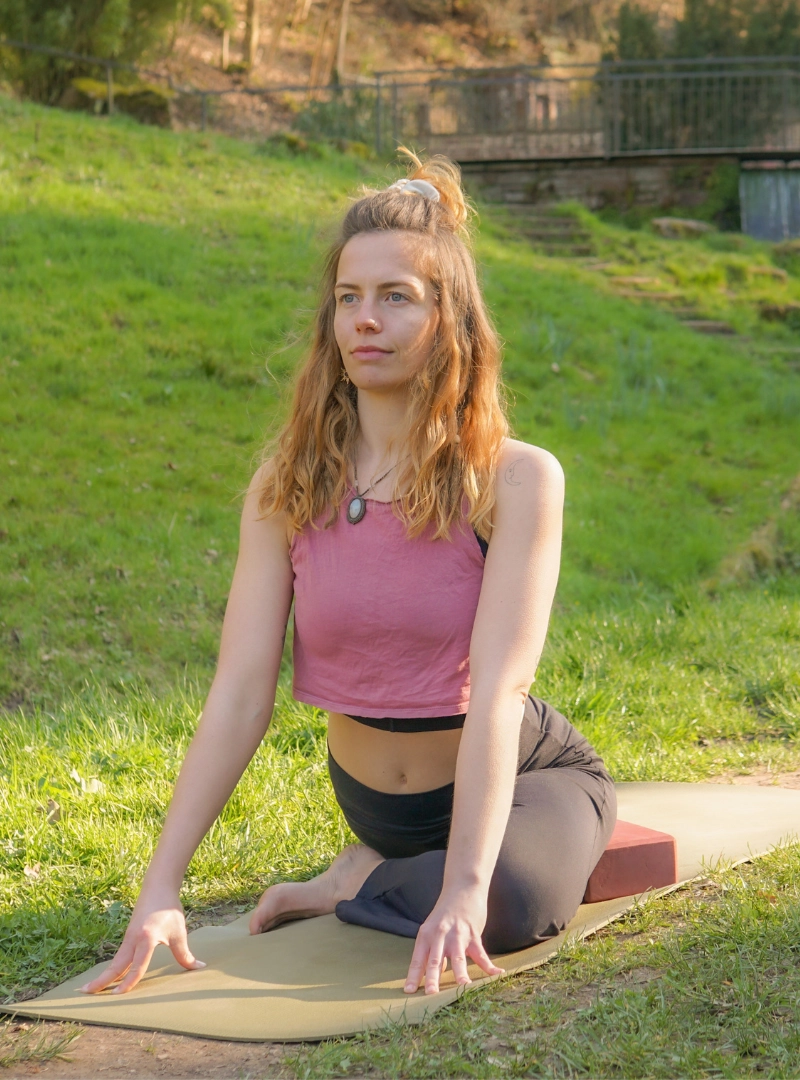 Sarah Link auf der Yogamatte
