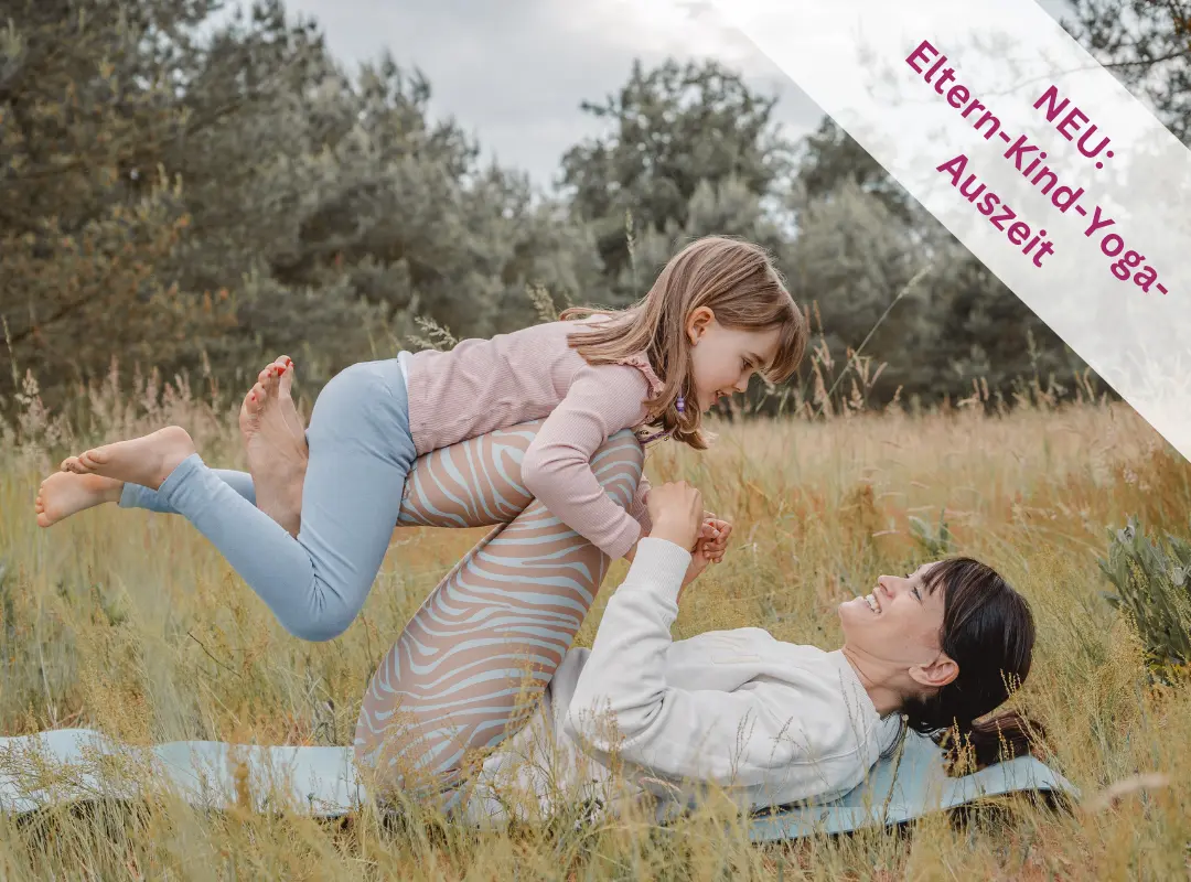 Mama und Tochter machen Yoga zusammen