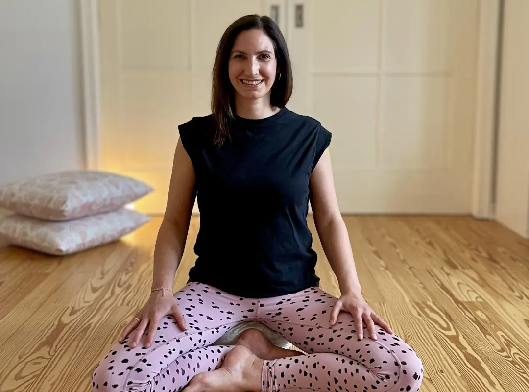 Yogalehrerin Sophia in der Goodnight Glow Yogastunde